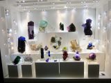 Vitrine met top stukken, kristal en edelstenen