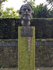 het Staring Monument,een borstbeeld van de geoloog dr. W.C.H. Staring, geplaatst voor de groeve.